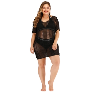 Détail d'un cache-maillot en maille crochet noire avec motif ajouré pour la plage