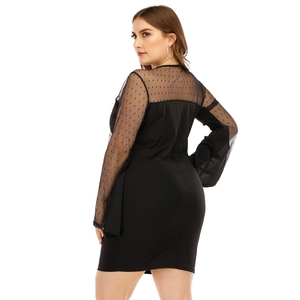 Détail d'une robe grande taille noire avec manches en tulle transparent à pois fins