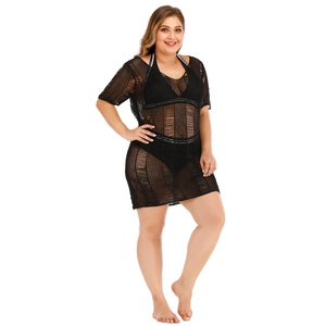 Détail de la robe de plage en maille noire ajourée et transparente pour femmes grandes tailles