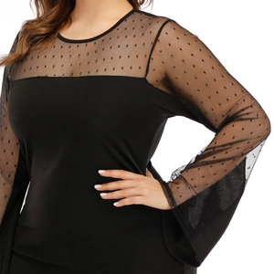 Détails de manches cloche en mesh à pois et tissu transparent sur une robe noire