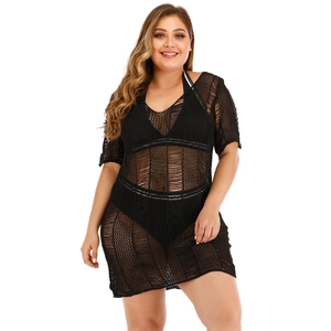 Détail d'une robe de plage noire en maille crochetée avec texture ajourée élégante