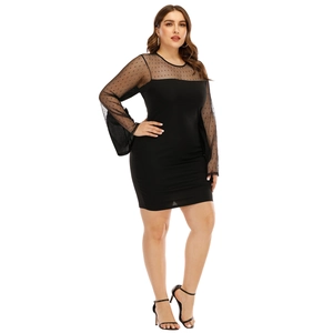 Robe moulante grande taille noire avec manches évasées en tulle transparent à pois