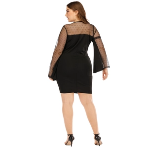 Robe noire moulante grande taille avec empiècement en tulle à pois et manches évasées