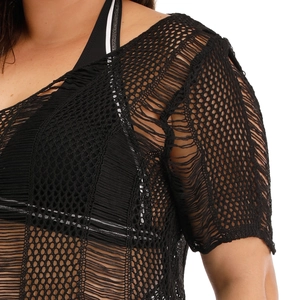 Détail d'un cache-maillot en crochet noir avec mailles en losange et franges
