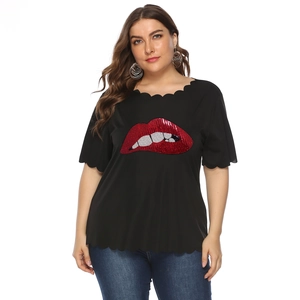 Dettaglio dello scollo ondulato e dell'applique labbra rosse con paillettes su t-shirt nera