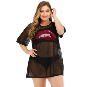 Maglia a rete nera taglie forti con applicazione di labbra con paillettes su sfondo bianco