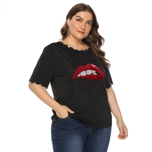 Dettaglio di labbra con paillettes rosse e bordo a onde su questa t-shirt nera taglie forti