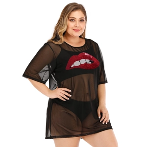 Dettaglio del top in rete taglie forti con labbra di paillettes rosse e tulle nero