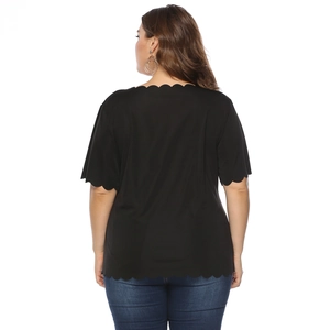 T-shirt nera taglie forti da donna con eleganti bordi a conchiglia sulla schiena