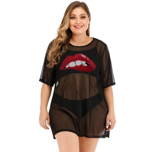 Dettaglio dell'applique labbra di paillettes rosse su maglia in rete nera taglie forti