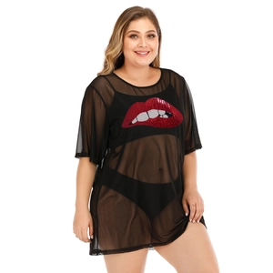 T-shirt in mesh nero taglie forti con applicazione labbra a paillettes rosse