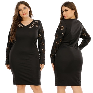 Vue détaillée de la robe noire grande taille avec motifs floraux découpés au laser