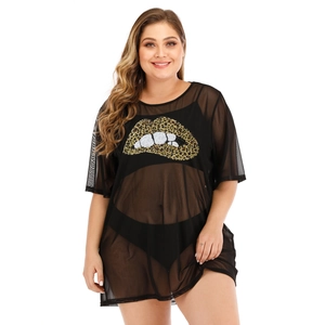 Dettaglio top in mesh nera con applicazione labbra leopardate e scollo rotondo chic