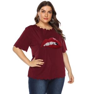 Dettaglio dell'applique a labbra rosse e bordi a onde su questa t-shirt bordeaux taglie forti
