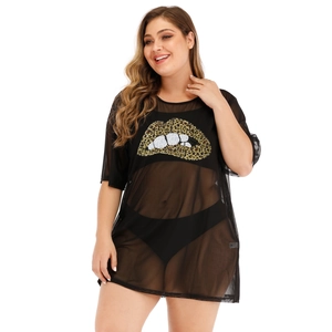 Dettaglio del tessuto a rete nero con applicazione labbra leopardate su t-shirt curvy