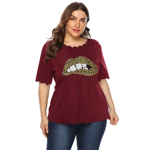 Plus size burgundy scalloped short sleeve T-shirt with leopard lip print for women