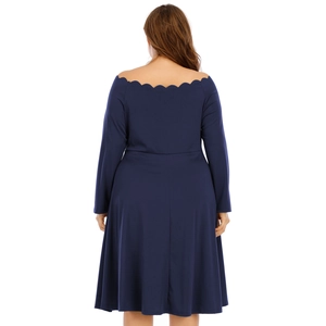 Elegante abito blu navy con scollo a barca smerlato e maniche lunghe a vita alta