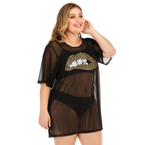 Dettaglio del tessuto in rete nera trasparente con applique labbra con paillettes