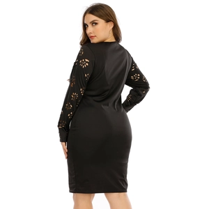 Détail de motifs floraux ajourés au laser sur les manches de la robe noire moulante grande taille