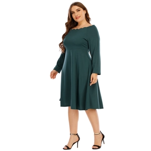 Elegante abito a maniche lunghe verde scuro con scollo a smerlo e silhouette a trapezio