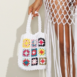 Détail macro du sac à main au crochet bohème avec des motifs colorés de carrés de grand-mère