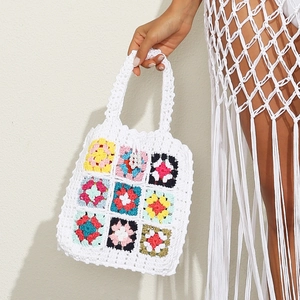 Gros plan détaillé d'un sac cabas blanc crocheté à la main avec patchwork floral coloré