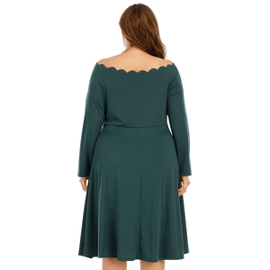 Dettaglio posteriore di un abito verde scuro a maniche lunghe con scollo a onde