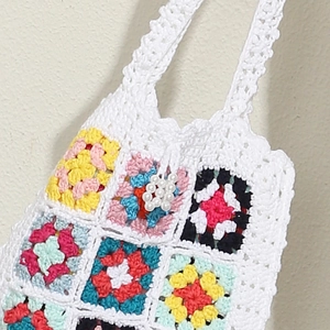 Détail du motif au crochet coloré et des perles blanches sur le sac à main rétro