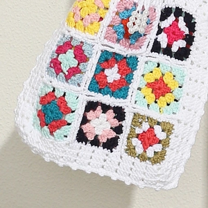 Sac cabas ethnique crocheté à la main avec motifs de carrés colorés et détails de perles