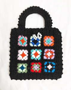 Détail du sac cabas crochet fait main avec carrés colorés et accents de perles blanches