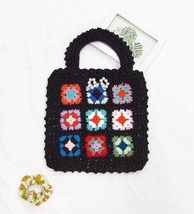 Détail du sac cabas en crochet fait main avec fleurs multicolores et ornements de perles