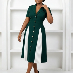 Détail de la robe vert foncé avec col à revers classique et boutons dorés élégants