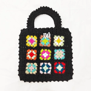 Sac fourre-tout noir fait main avec carrés au crochet colorés et détails perles