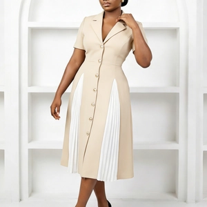 Détails de la robe kaki femme avec plis blancs sur les côtés et boutons dorés élégants