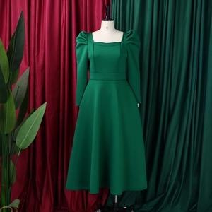 Detail von Karree-Ausschnitt und Puffärmeln am dunkelgrünen A-Linien-Maxikleid