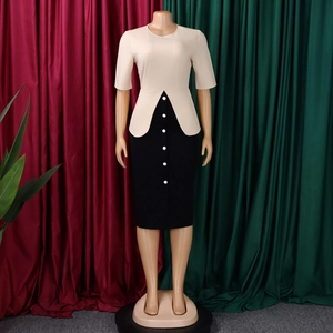 Détail d'une robe de bureau élégante bicolore avec haut beige et jupe crayon noire