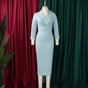 Détail du col en V croisé et des plis à la taille sur cette robe crayon bleu clair