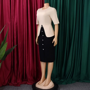 Détail de la taille à basque et de la jupe à boutons contrastés pour cette robe chic