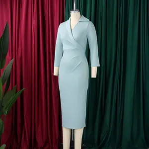 Détail du col en V et des plis décoratifs à la taille sur la robe crayon bleu clair
