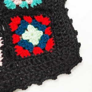 Détail macro du motif carré grand-mère crocheté à la main avec une texture ethnique