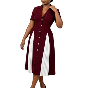 Vue détaillée d'une robe bordeaux avec col tailleur et panneaux plissés blancs latéraux