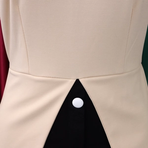 Détail de la robe tricolore épissée avec découpe à la taille et bouton rond décoratif