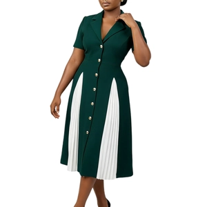 Détails de la robe vert foncé avec col à revers et empiècements plissés blancs