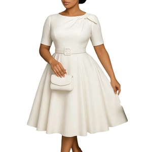 Elegantes weißes A-Linien-Kleid mit Gürtel und plissiertem Schleifendetail am Ausschnitt