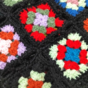 Sac à main crocheté style ethnique avec motif floral multicolore et mailles granny