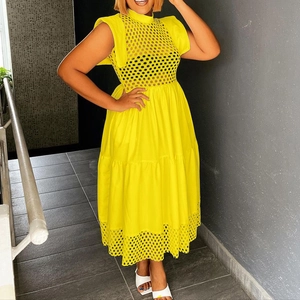 Robe jaune vif à col montant avec détails en dentelle ajourée et manches courtes