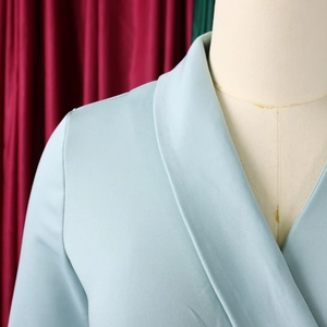 Vue détaillée du blazer bleu ciel montrant le revers et la texture du tissu sergé