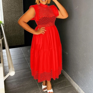 Robe longue rouge vif à col montant, manches volantées et détails en broderie anglaise chic