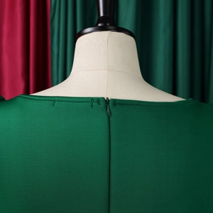 Detailaufnahme des eckigen Ausschnitts und des verdeckten Reißverschlusses am Kleid