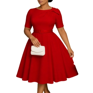 Detailansicht vom roten Kleid mit Kurzarm, Faltenkragen und asymmetrischem Gürtel